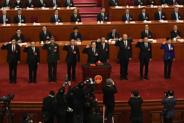 2023年3月12日，北京，新当选的官员们在全国人民代表大会期间进行宪法宣誓 - 俄罗斯卫星通讯社