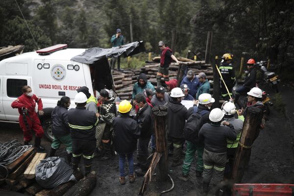 哥倫比亞昆迪納馬卡省煤礦爆炸現場的救援人員 - 俄羅斯衛星通訊社