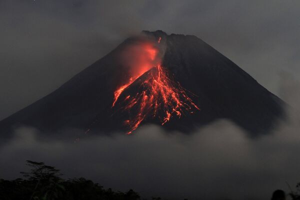 印尼最活跃的活火山之一默拉皮火山喷发 - 俄罗斯卫星通讯社