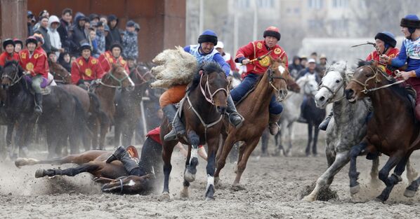 比什凯克，作为诺鲁孜节庆祝活动的一部分，选手们正在进行一场传统的马背叼羊比赛 - 俄罗斯卫星通讯社