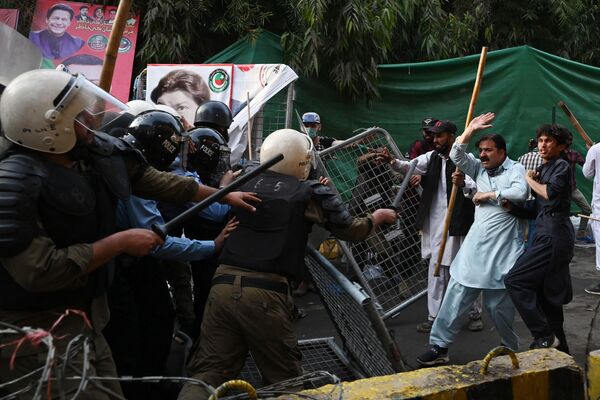 巴基斯坦，前總理伊姆蘭·汗的支持者和警察在其拉合爾住所附近發生衝突 - 俄羅斯衛星通訊社