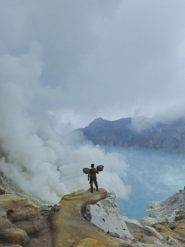 摄影师Chen Lin凭借作品《伊真火山的矿工》，获得“旅行/冒险和交通”类别奖项 - 俄罗斯卫星通讯社