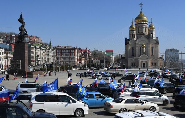 人們在符拉迪沃斯托克市中心舉行汽車拉力賽慶祝克里米亞入俄9週年。 - 俄羅斯衛星通訊社