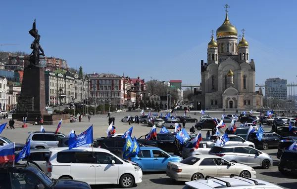 人们在符拉迪沃斯托克市中心举行汽车拉力赛庆祝克里米亚入俄9周年。 - 俄罗斯卫星通讯社