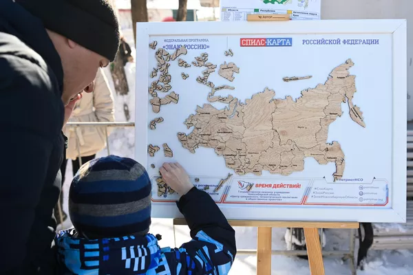新西伯利亚，人们参加在中央公园举行的克里米亚入俄9周年的庆祝活动。 - 俄罗斯卫星通讯社