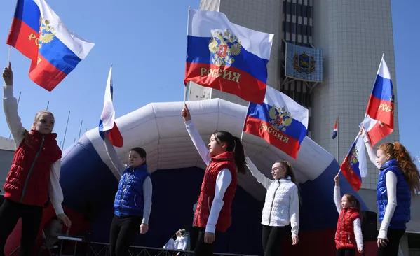 人们在符拉迪沃斯托克市中心举行活动庆祝克里米亚入俄9周年。 - 俄罗斯卫星通讯社