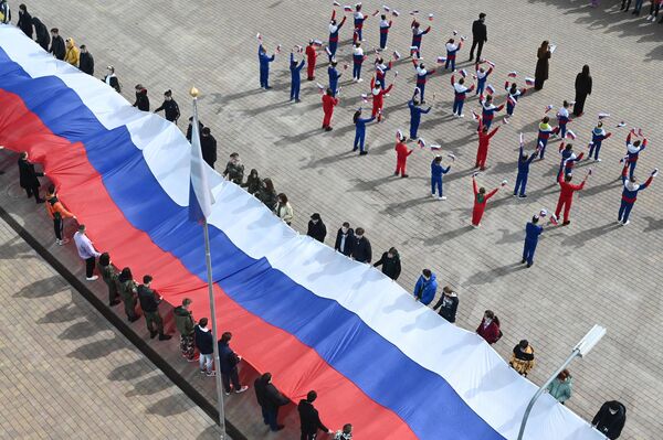 慶祝克里米亞和塞瓦斯托波爾入俄9週年的快閃活動中，人們在頓河畔羅斯托夫歷史公園“俄羅斯——我的歷史”的廣場上展開一面30米長的俄羅斯國旗。 - 俄羅斯衛星通訊社