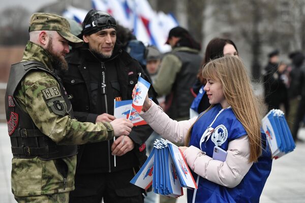 辛菲羅波爾，克里米亞和塞瓦斯托波爾入俄9週年之際，“勝利志願者”運動的參與者向傳統汽車拉力賽的參賽者分發旗幟。 - 俄羅斯衛星通訊社