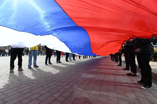 慶祝克里米亞和塞瓦斯托波爾入俄9週年的快閃活動中，人們在頓河畔羅斯托夫歷史公園“俄羅斯——我的歷史”的廣場上展開一面30米長的俄羅斯國旗。 - 俄羅斯衛星通訊社