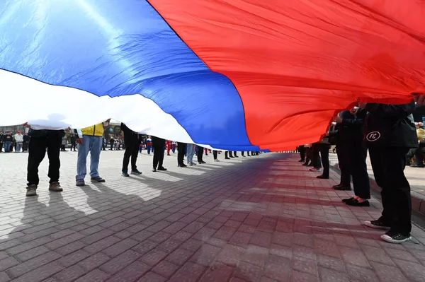 庆祝克里米亚和塞瓦斯托波尔入俄9周年的快闪活动中，人们在顿河畔罗斯托夫历史公园“俄罗斯——我的历史”的广场上展开一面30米长的俄罗斯国旗。 - 俄罗斯卫星通讯社