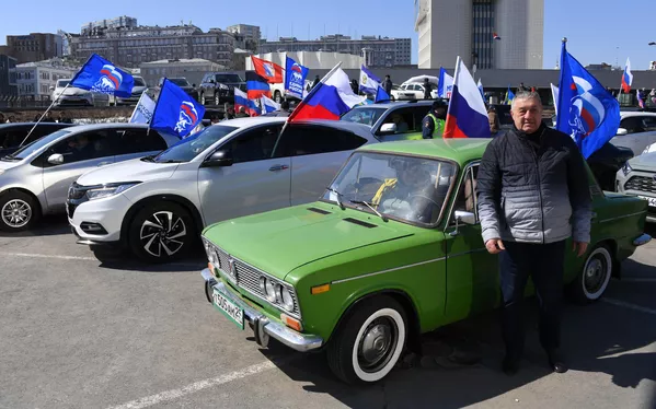 人们在符拉迪沃斯托克市中心举行汽车拉力赛庆祝克里米亚入俄9周年。 - 俄罗斯卫星通讯社
