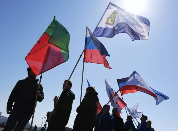 人们在符拉迪沃斯托克市中心举行活动庆祝克里米亚入俄9周年。 - 俄罗斯卫星通讯社