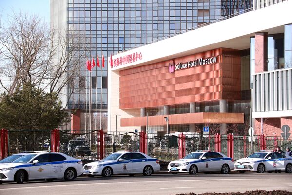 莫斯科陽光酒店外,大量警車停放路邊。 莫斯科陽光酒店外,大量警車停放路邊。 - 俄羅斯衛星通訊社