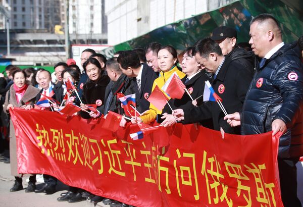 人們在莫斯科陽光酒店外迎接中國代表團抵達。 人們在莫斯科陽光酒店外迎接中國代表團抵達。 - 俄羅斯衛星通訊社