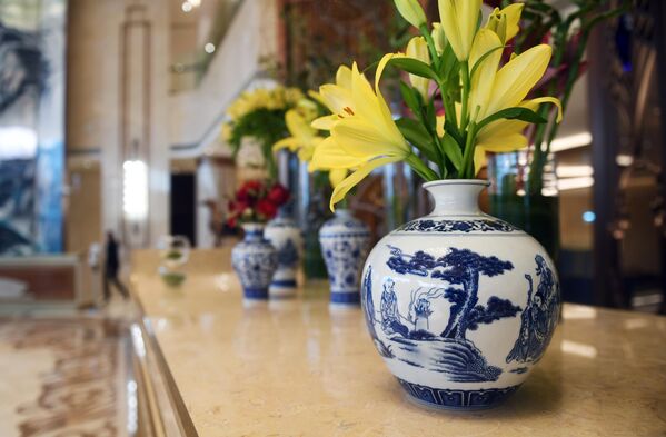 莫斯科陽光酒店大堂的花瓶擺設。作為中國商業中心“華銘園”的一部分,中國品牌“陽光”經營的高級酒店於2022年9月30日在莫斯科開業。 莫斯科陽光酒店大堂的花瓶擺設。作為中國商業中心“華銘園”的一部分,中國品牌“陽光”經營的高級酒店於2022年9月30日在莫斯科開業。 - 俄羅斯衛星通訊社