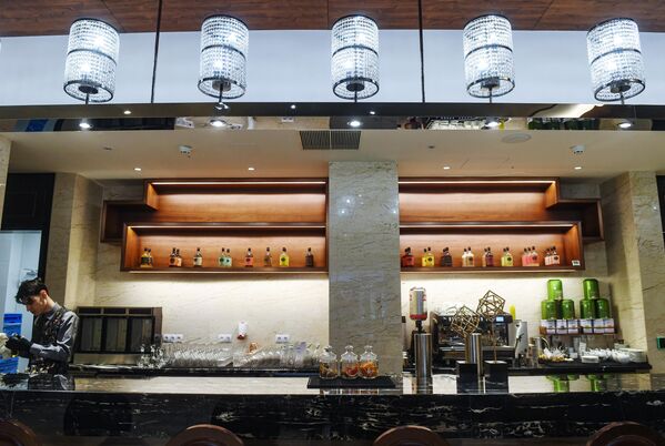 莫斯科陽光酒店內的吧台。作為中國商業中心“華銘園”的一部分,中國品牌“陽光”經營的高級酒店於2022年9月30日在莫斯科開業。 莫斯科陽光酒店內的吧台。作為中國商業中心“華銘園”的一部分,中國品牌“陽光”經營的高級酒店於2022年9月30日在莫斯科開業。 - 俄羅斯衛星通訊社