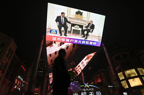 3月21日，在北京的一條街道上，戶外屏幕播放著習近平在訪問莫斯科期間會見普京的現場視頻。 - 俄羅斯衛星通訊社
