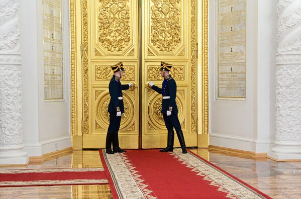 3月21日，大克里姆林宫圣乔治大厅的守卫站在门旁。 - 俄罗斯卫星通讯社