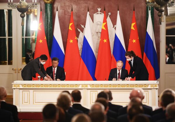 3月21日，普京和習近平在《中俄關於深化新時代全面戰略協作夥伴關係的聯合聲明》、《關於2030年前中俄經濟合作重點方向發展規劃的聯合聲明》的簽字儀式上。 - 俄羅斯衛星通訊社