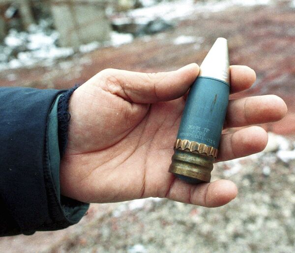 2001年1月15日，在萨拉热窝附近沃戈斯卡郊区的一家旧军工厂内，辐射小组一名成员拿着一个含有贫铀的 30 毫米穿甲弹，北约曾在1995年空袭波斯尼亚时使用过它 . - 俄罗斯卫星通讯社