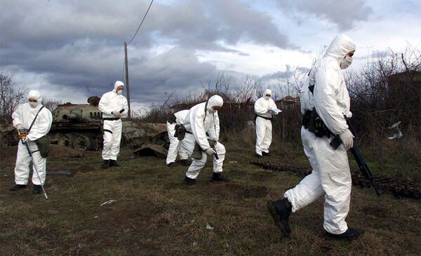 2001年1月9日，在科索沃西部城鎮克利納，葡萄牙和意大利駐科部隊士兵測量被北約轟炸區域的輻射水平。科索沃服役的維和人員患有白血病疑似與北約空襲期間使用貧鈾彈有關。 - 俄羅斯衛星通訊社