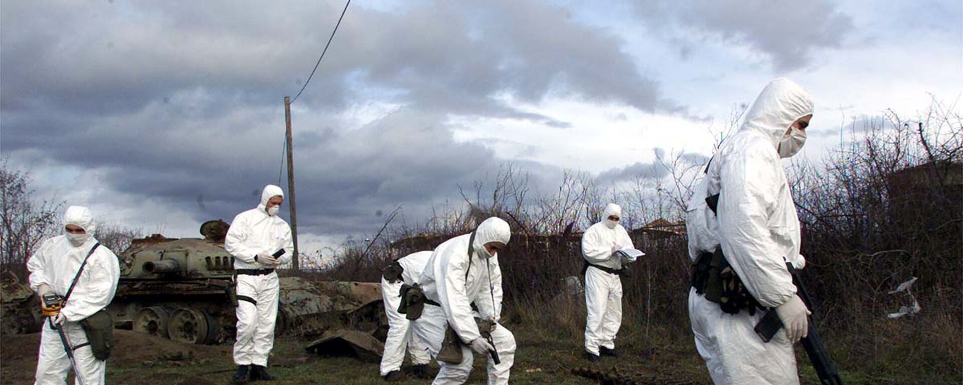 2001年1月9日，在科索沃西部城鎮克利納，葡萄牙和意大利駐科部隊士兵測量被北約轟炸區域的輻射水平。科索沃服役的維和人員患有白血病疑似與北約空襲期間使用貧鈾彈有關 - 俄羅斯衛星通訊社, 1920, 01.04.2023