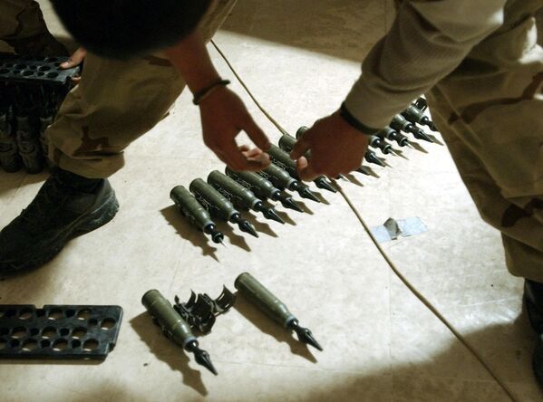 2004年2月11日，美國陸軍第四步兵師1-22營查理連的士兵們在位於巴格達以北180公里的提克里特基地盤點25毫米貧鈾彈。 - 俄羅斯衛星通訊社