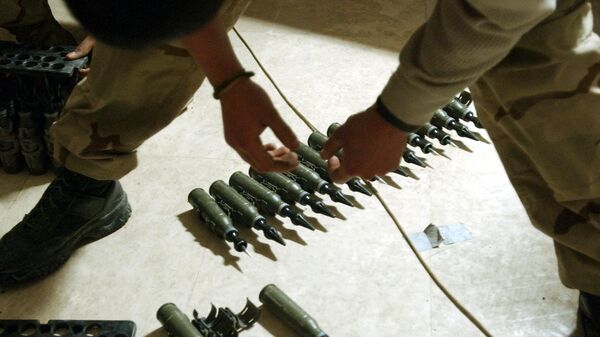 Американский военнослужащий считает снаряды с обедненным ураном на базе в Тикрите, Ирак, 2004 год - 俄羅斯衛星通訊社