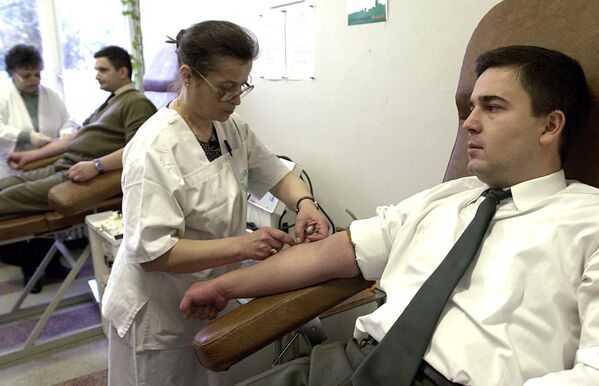 2001年1月11日，一些在波斯尼亚服役的罗马尼亚士兵在布加勒斯特军事医院采血检测，以确定是否有来自使用贫铀武器地区的感染。 - 俄罗斯卫星通讯社