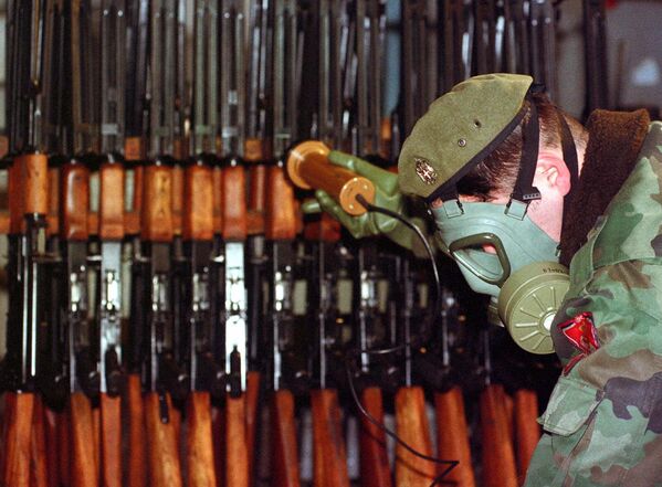 2001年1月17日，波斯尼亞軍隊士兵在東部城鎮一家軍工廠內測量武器和裝備的輻射水平。該工廠曾是1995年北約空襲目標。 - 俄羅斯衛星通訊社
