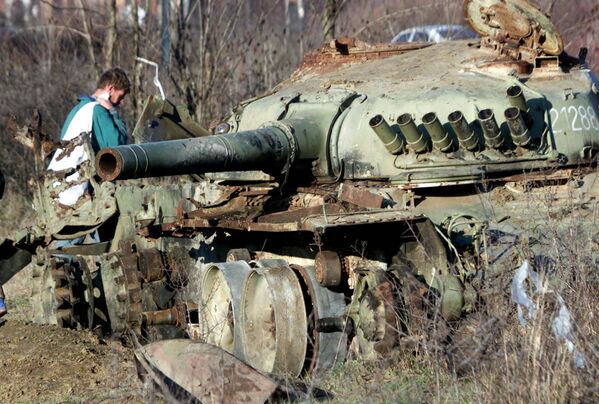 2001年1月5日，一名阿尔巴尼亚人经过北约在科索沃克利纳轰炸期间被摧毁的南斯拉夫军队坦克。人们越来越担心使用贫铀武器与士兵中某些癌症病例之间的联系。 - 俄罗斯卫星通讯社