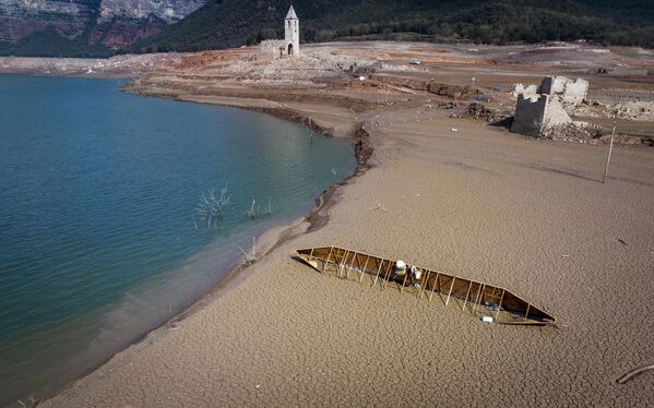 3月20日，位于西班牙巴塞罗那以北约100公里处一水库，当地正经历干旱，官员已决定捞出水库中的鱼以防止它们窒息。 - 俄罗斯卫星通讯社