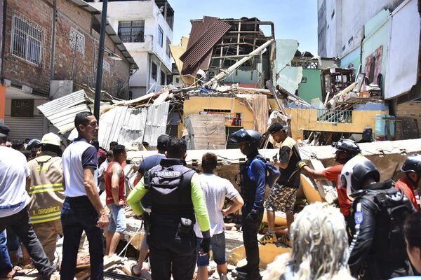 3月18日，厄瓜多尔马查拉发生地震，居民和救援人员站在倒塌的建筑物前。 - 俄罗斯卫星通讯社