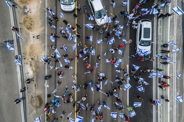 3月23日，以色列人抗议政府改革立交桥司法系统的计划，因而封锁了高速公路。 - 俄罗斯卫星通讯社