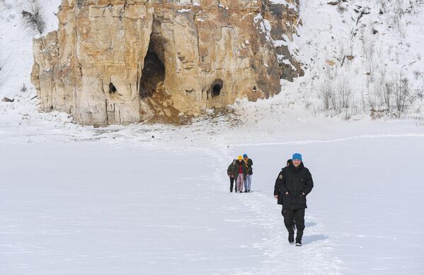 雅库特的勒拿河柱状岩自然公园里的游客。 - 俄罗斯卫星通讯社