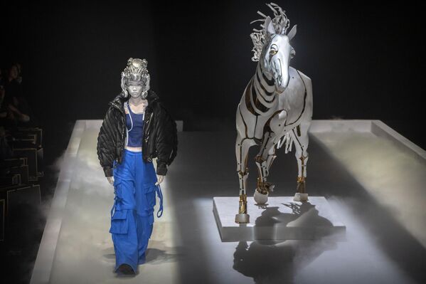 2023年3月26日星期日，在北京舉行的中國時裝周上，一名模特在展示中國時裝工作室D. Martina Queen的作品。 - 俄羅斯衛星通訊社