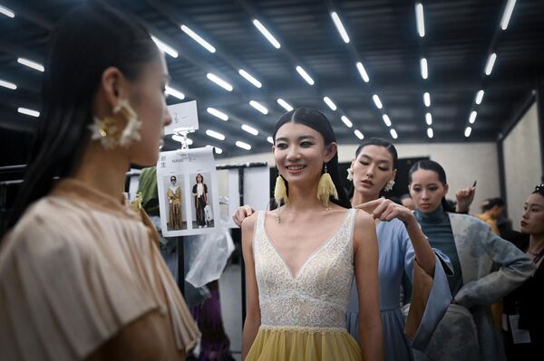 2023年3月24日，在北京举行的中国时装周开幕式上，模特们在后台准备展示服装设计作品。 - 俄罗斯卫星通讯社