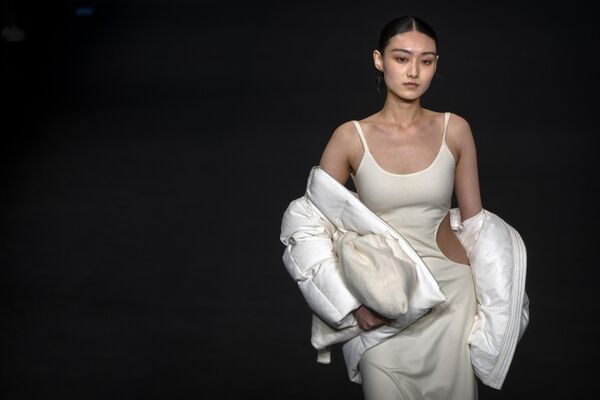 2023年3月24日星期五，在北京舉行的中國時裝周上，一名模特展示中國時裝設計師Steady的作品。 - 俄羅斯衛星通訊社
