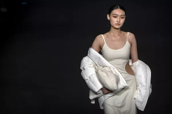 2023年3月24日星期五,在北京舉行的中國時裝周上,一名模特展示中國時裝設計師Steady的作品。 2023年3月24日星期五,在北京舉行的中國時裝周上,一名模特展示中國時裝設計師Steady的作品。 - 俄羅斯衛星通訊社