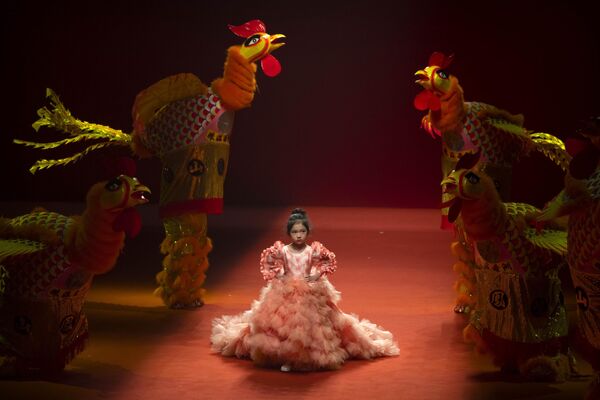 2023年3月25日，在北京舉行的中國時裝周開幕式上，一位年輕的模特在展示張瑋（Cindy Wei Zhang）工作室的設計品。 - 俄羅斯衛星通訊社