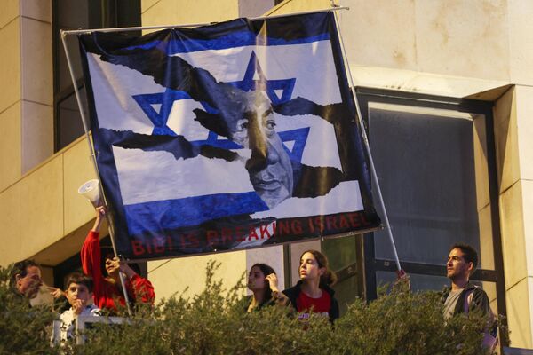 抗议者们举着一幅画着以色列总理内塔尼亚胡的横幅。 - 俄罗斯卫星通讯社