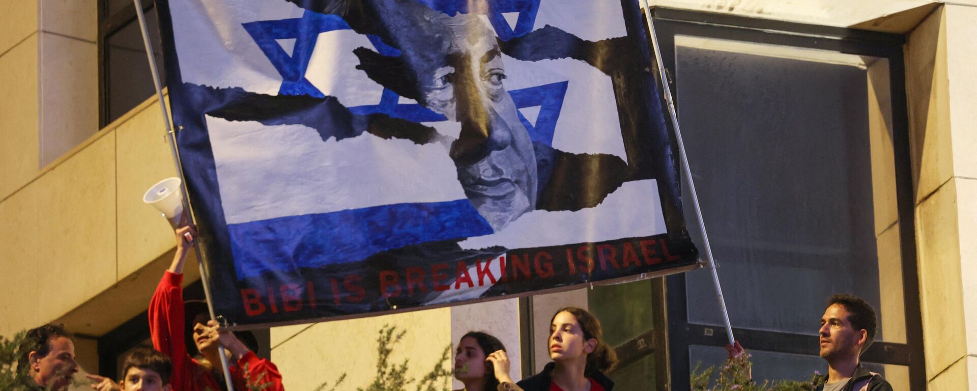 抗議者們舉著一幅畫著以色列總理內塔尼亞胡的橫幅 - 俄羅斯衛星通訊社, 1920, 27.03.2023