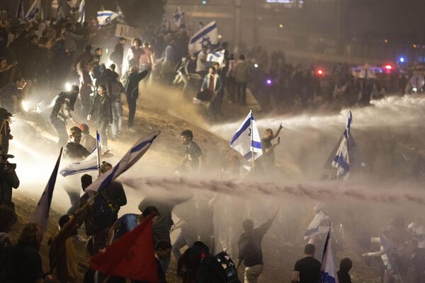 以色列警方使用水枪驱散封锁公路的示威者。 - 俄罗斯卫星通讯社