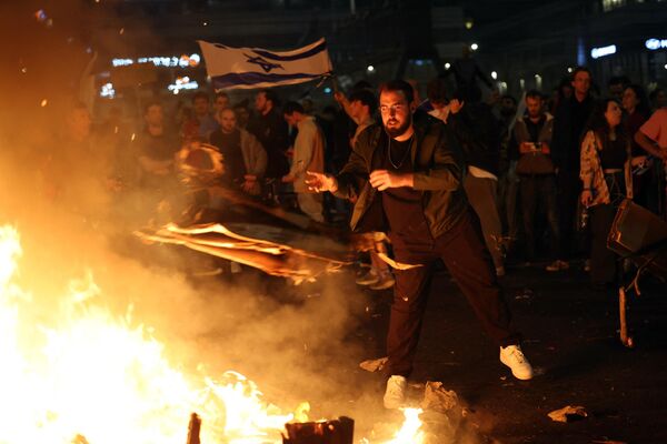 以色列，抗議者們封鎖交通，聚集在篝火旁抗議司法改革。 - 俄羅斯衛星通訊社