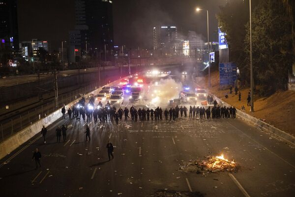 以色列警方逼退参加司法改革抗议活动的示威者。 - 俄罗斯卫星通讯社