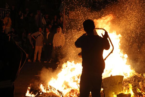 以色列，抗议者们封锁交通，聚集在篝火旁抗议司法改革。 - 俄罗斯卫星通讯社