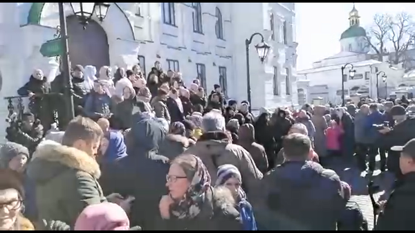 信徒们在基辅佩乔尔斯克修道院门口的台阶上祈祷 - 俄罗斯卫星通讯社