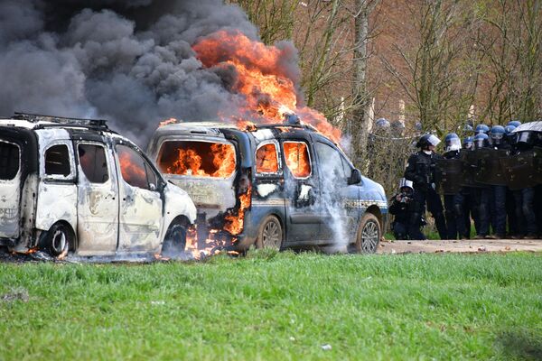 法國聖索林警察站旁邊燃燒的汽車。 - 俄羅斯衛星通訊社