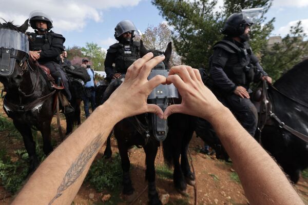 以色列抗議者向議會大廈外執勤的騎警做手勢。 - 俄羅斯衛星通訊社