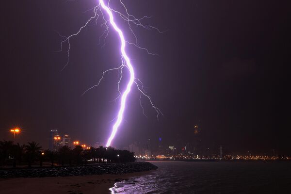 科威特城上空的閃電。 - 俄羅斯衛星通訊社